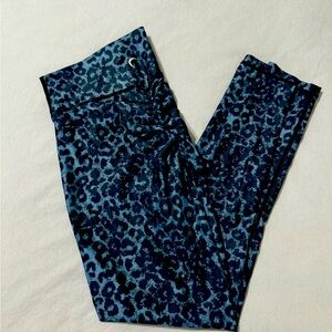 Zyia Scrunchy Butt leggings in black/grey leopard